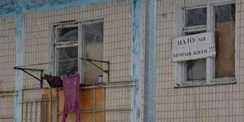 "Ніч є де перебитися, а далі що?": у Києві забудовник та НАН знесли гуртожиток, а мешканці залишилися на вулиці
