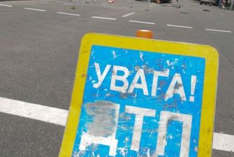 На Миколаївщині під час зіткнення мікроавтобуса з легковиком загинула одна людина і ще семеро травмовані