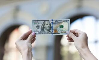 Банки и обменники осторожно изменили курс доллара в Украине: сколько стоит валюта