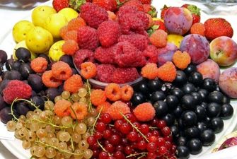 Специалисты рекомендуют включать в меню фрукты и овощи разных цветов