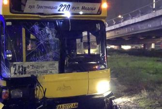 В Киеве автобус снес палатку, пострадали люди