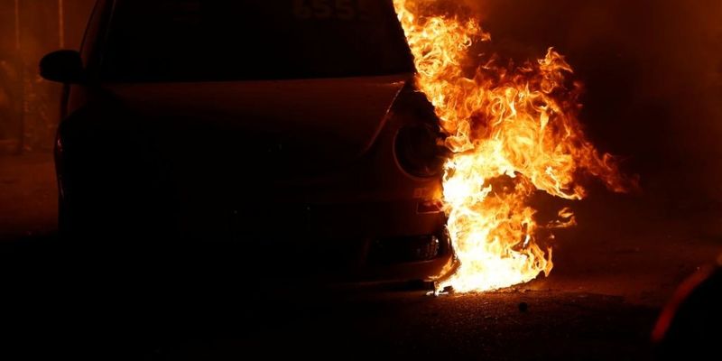 Подозревают поджог: В Ужгороде сгорел автомобиль швейцарского дипломата