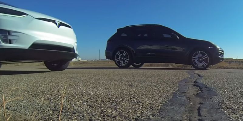 Відео дня: Tesla Model X зчіпилась у гонці із Porsche Cayenne