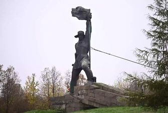 В Ужгороді демонтували пам'ятник «радянським визволителям»