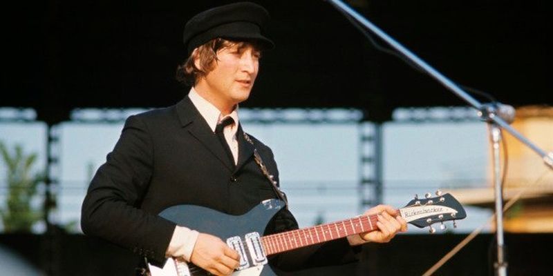 Рукописи, гітари та одяг: особисті речі Джона Леннона виставлять на NFT-аукціон