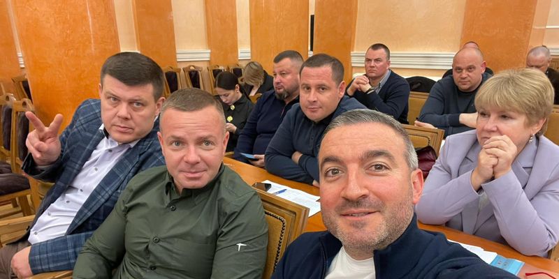 Топ-чиновник в Одессе зарисовал на фото часы своего коллеги: его высмеяли в сети