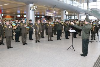 Музыканты сводного оркестра концертом почтили память "киборгов" в аэропорту "Львов"