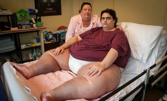 Мать 317-килограммового мужчины отчаялась, потому что не может его похоронить