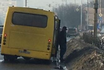 В Киеве у маршрутки с пассажирами на ходу отпало колесо