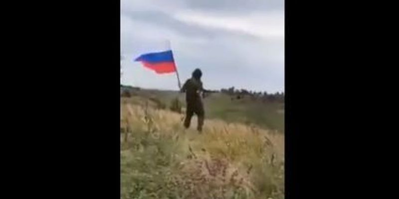 Чудо российского героизма: пьяный в зюзю оккупант устроил демарш с триколором по минному полю