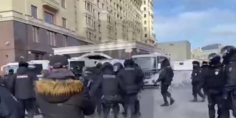 В Москве начали задерживать людей на митинге против войны в Украине: видео