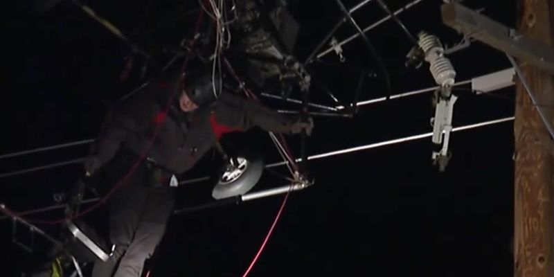 Чоловік вирішив політати на дельтаплані, але застряг в електродротах: відео