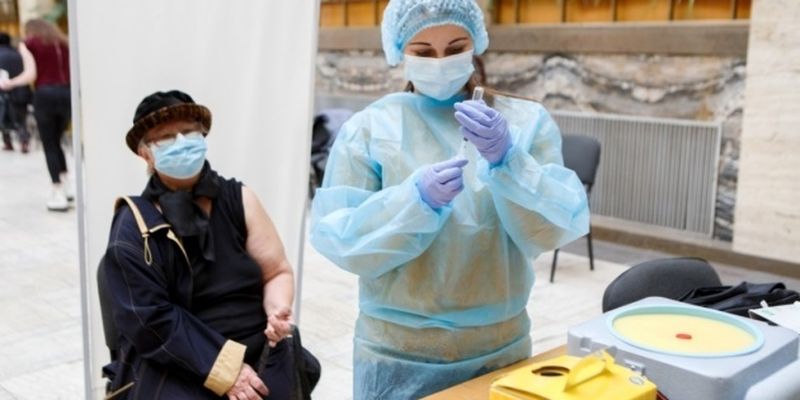 За сутки против коронавируса вакцинировали более 17 тысяч украинцев