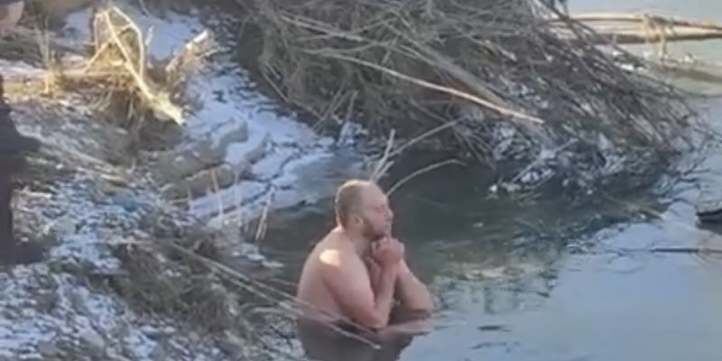 "Смывал грехи" 10 минут: на Крещение в Ивано-Франковске мужчину силой вытащили из ледяной воды, фото и видео