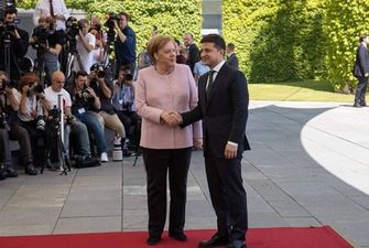 Зеленський пояснив, чому не допоміг Меркель: "Вона була у безпеці"