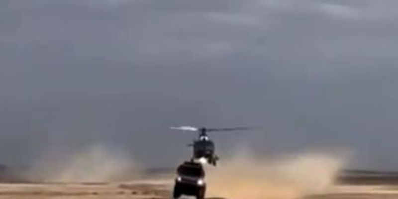 Як у фантастичному фільмі: на ралі "Дакар" вантажівка зіткнулася з гвинтокрилом у польоті