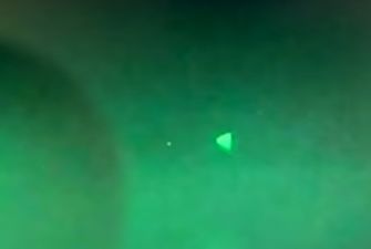 На видео были пойманы неопознанные летающие объекты, окружившие корабль ВМФ США
