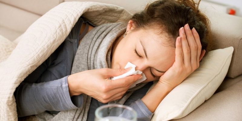 Ускорить выздоровление от гриппа помогают легкие белковые продукты и обильное питье - врач