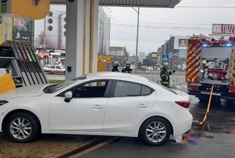 В Киеве авто на скорости снесло колонку на заправке: фото