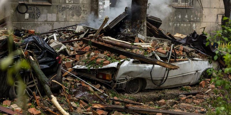 В Днепре в результате ракетного удара РФ уничтожены десятки машин и автобусов