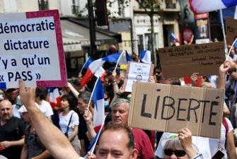 Во Франции против COVID-пропусков протестовали 40 тысяч человек