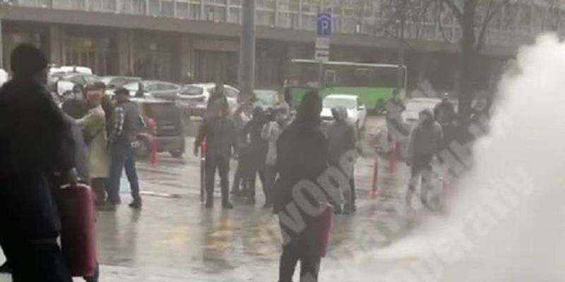 В Киеве драку возле ТЦ прекратили огнетушителями