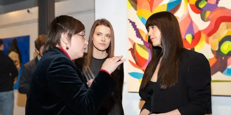 Зірка серіалу "Спадкоємці" Зої Вінтерс відвідала виставку українських художників у Нью-Йорку