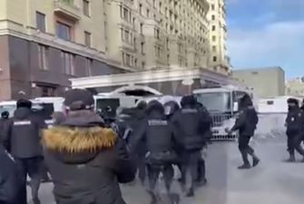 В Москве начали задерживать людей на митинге против войны в Украине: видео