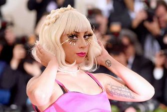 Леди Гага в сетчатых колготках без юбки приняла соблазнительную позу