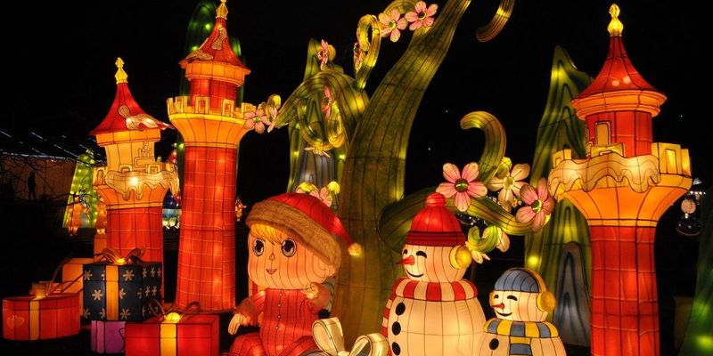 Десятки інсталяцій та світлове шоу: у Києві на Співочому полі відсвяткують Китайський Новий рік
