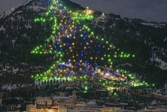 750 метров: в Италии зажгли самую большую новогоднюю елку в мире