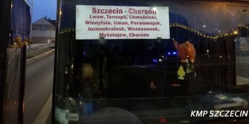 "Заправился" перед дальней дорогой: в Польше с автобуса сняли нетрезвого водителя-украинца, который вез людей на Херсон