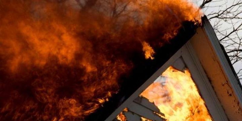 Під час пожежі на Київщині ледь не згоріли чоловік із дитиною