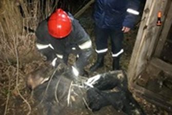 На Днепропетровщине спасатели достали мужчину из уличного туалета