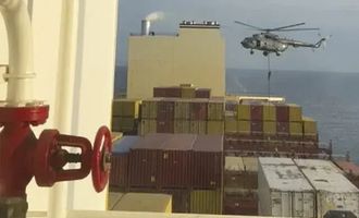 Иранский спецназ захватил связанное с Израилем судно вблизи Ормузского пролива. Фото и видео