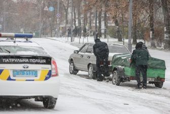 Київ у снігу: сьогодні на дорогах сталося понад 150 ДТП