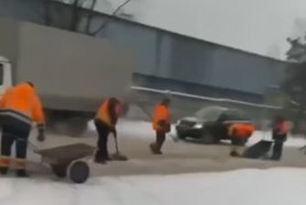Клали асфальт на сніг: Київавтодор відреагував на роботу комунальників