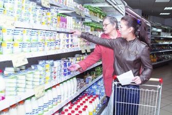 Ціни на молоко та сметану зробили ривок: супермаркети показали, скільки коштує "молочка"