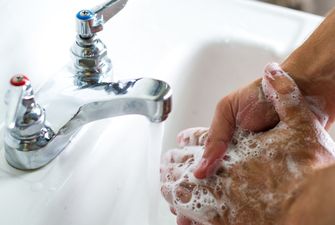 Теплая вода и натуральное мыло: главное в уходе за руками зимой