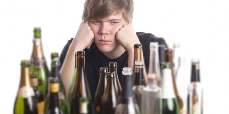 Лишает здоровья и счастья. Пьянство в подростковом возрасте способно испортить взрослую жизнь