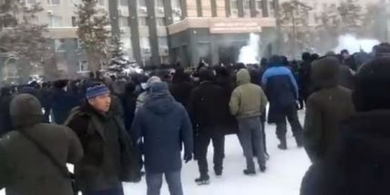У кількох містах Казахстану штурмують місцеві адміністрації, в Алмати чутно стрілянину