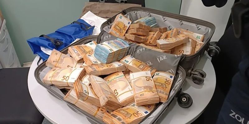 У Німеччині затримали українського пенсіонера з 500 тис. євро у валізі
