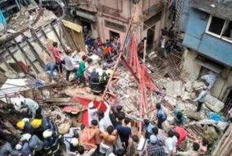В Индии рухнул 4-этажный дом: заживо похоронены полсотни жильцов. Первые фото и видео трагедии