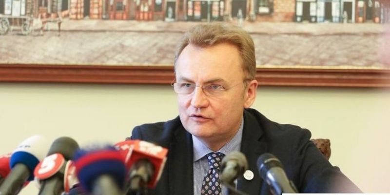 Президент не може ігнорувати рішення Конституційного суду, – Садовий