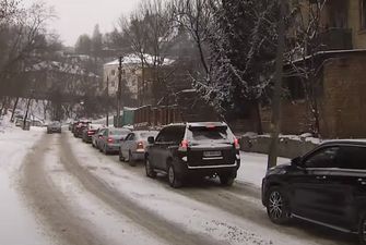 В Киеве горе-парковщик заблокировал улицу: ни проехать, ни пройти