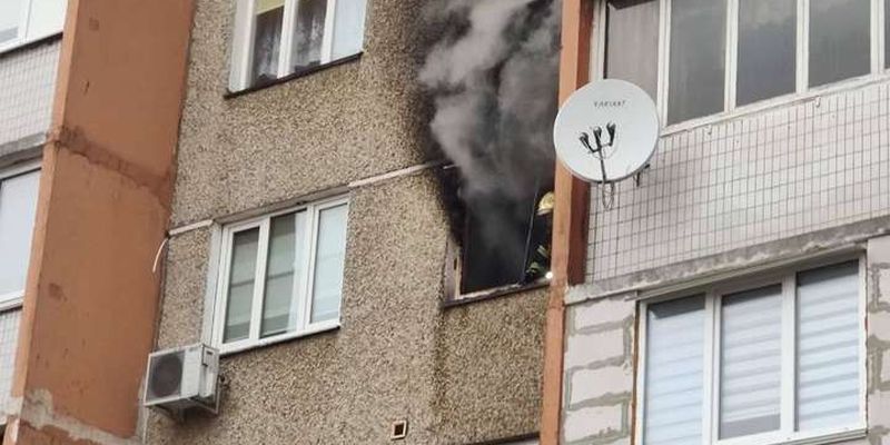 Під час пожежі у будинку в Києві вогнеборці врятували 80-річну жінку