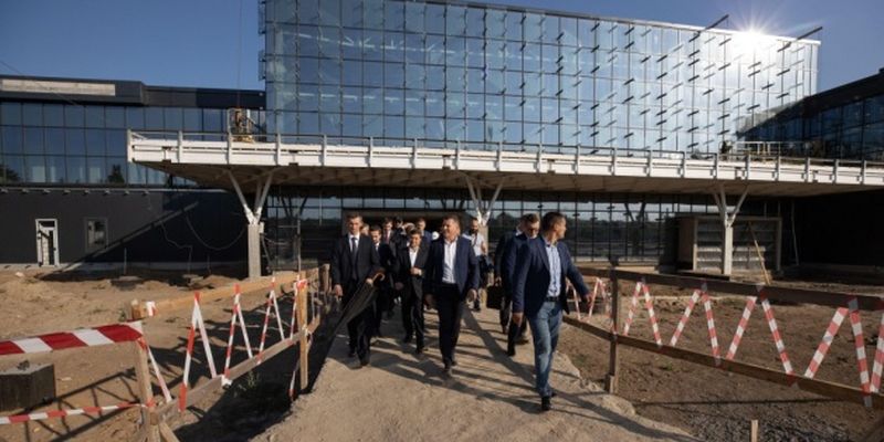Зеленский назвал дедлайн для строительства терминала в аэропорту "Запорожье"
