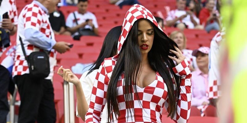 ЧМ в Катаре-2022: хорватская модель Ивана Колл не боится ареста из-за откровенных нарядов