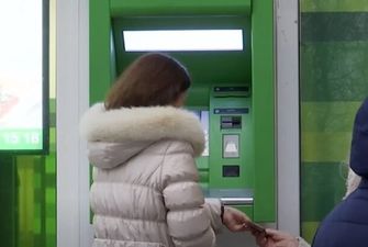 ПриватБанк заганяє українців у борги незрозумілими списаннями з карток: "Постійно плачу гроші"