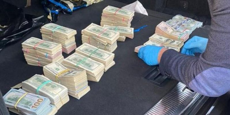 Основная сумма из $700 тыс, которую обнаружили у таможенника с пп "Ягодин" могла предназначаться топ-чиновнику - СМИ